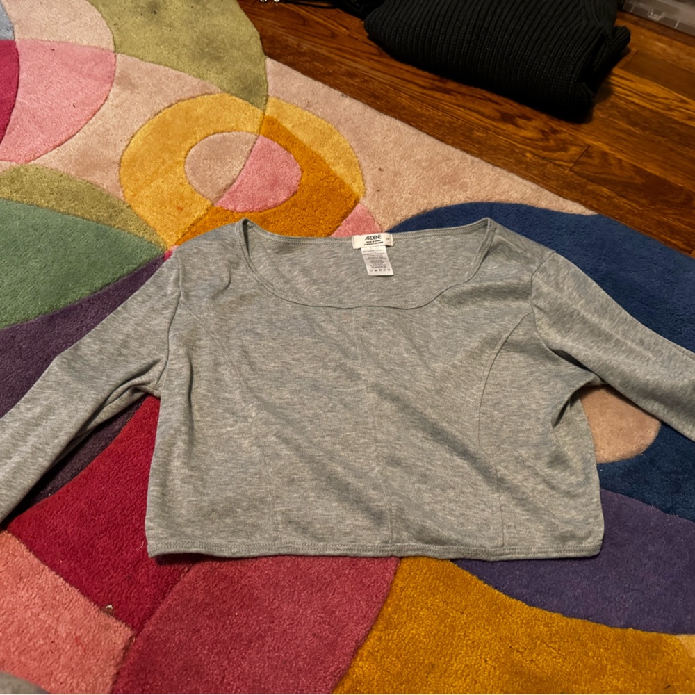 grey cropped long sleeve. size L. from ardene